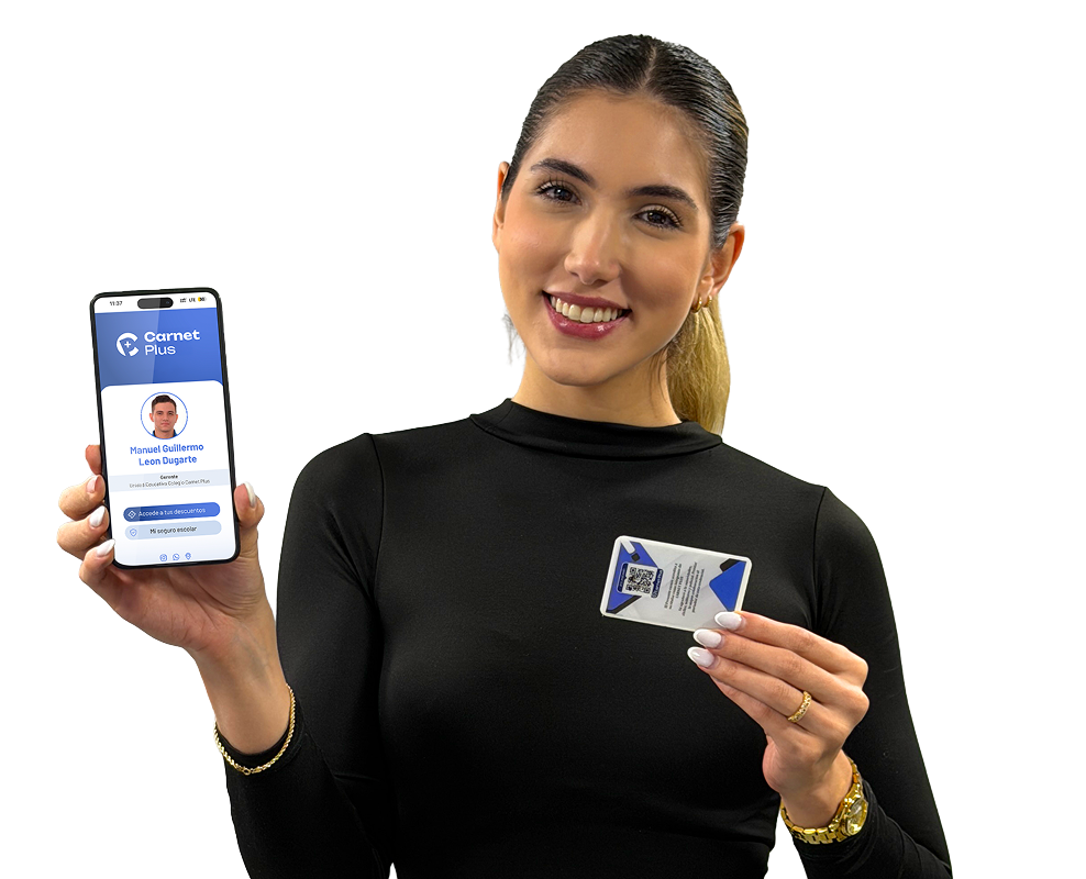 Mujer mostrando carnet y app de Carnet Plus